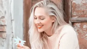 Frau mit Blume, genießt das Leben, hat sich angenommen ContactYourself