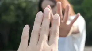 Frau die ihre eigene Hand erreichen will, ContactYourself, Persönlichkeitsentwicklung