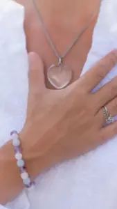 Frau mit Hand auf ihrem Herzen, Selbstliebe, Annahme, Contact Yourself