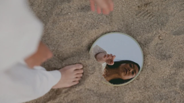 Frau sieht ihr Licht im Spiegelbild, Erwecke dein inneres Licht im Kennenlerngespräch