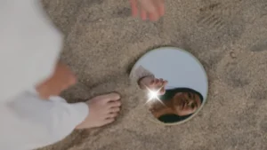 Frau sieht ihr Licht im Spiegelbild, Erwecke dein inneres Licht im Erstgespräch