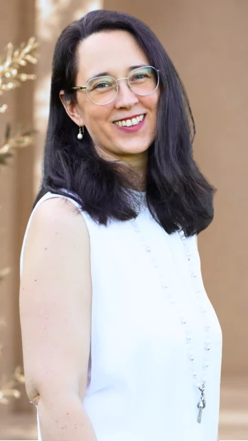 Kerstin Ackermann in einem schönen Raum, sie nimmt mehr wahr, das Dazwischen